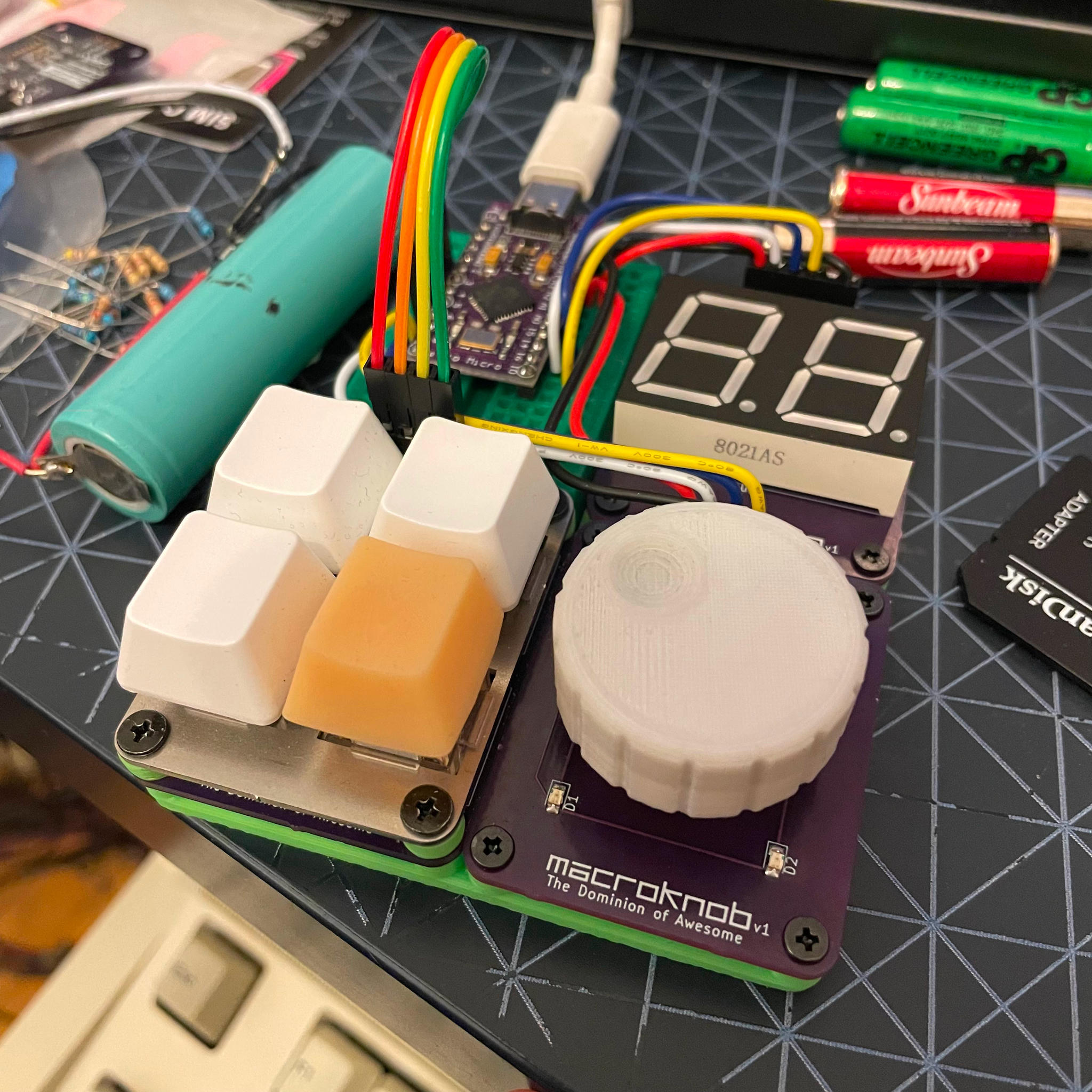 Macro Pad with keys, encoder, and 7-segment display